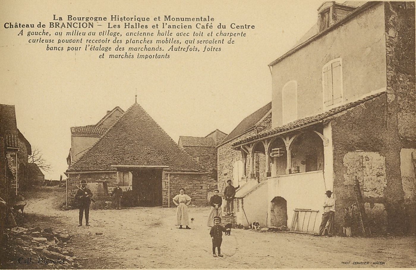 La Bourgogne historique et monumentale. Château de Brancion. Les halles et l'ancien café du centre. A gauche, au milieu du village, ancienne halle avec toit et charpente curieuse pouvant recevoir des planches mobiles, qui servaient de bancs pour l'étalage des marchands. Autrefois, foires et marchés importants.