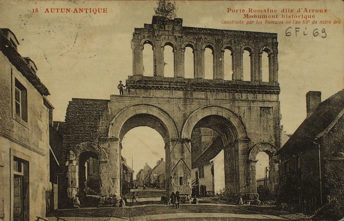 Autun antique. Porte romaine dite d'Arroux . Monument historique construite par les romains en l'an 69e de notre ère.