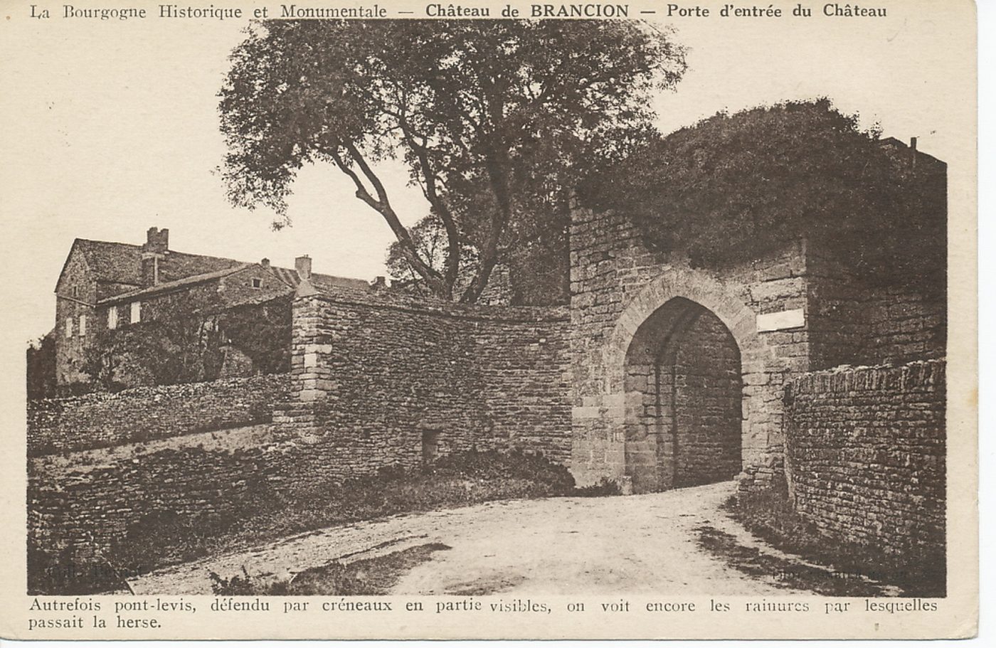 La Bourgogne historique et monumentale. Château de Brancion. Porte d'entrée du château. Autrefois pont-levis, défendu par créneaux en parties visibles, on voit encore les rainures par lesquelles passait la herse.