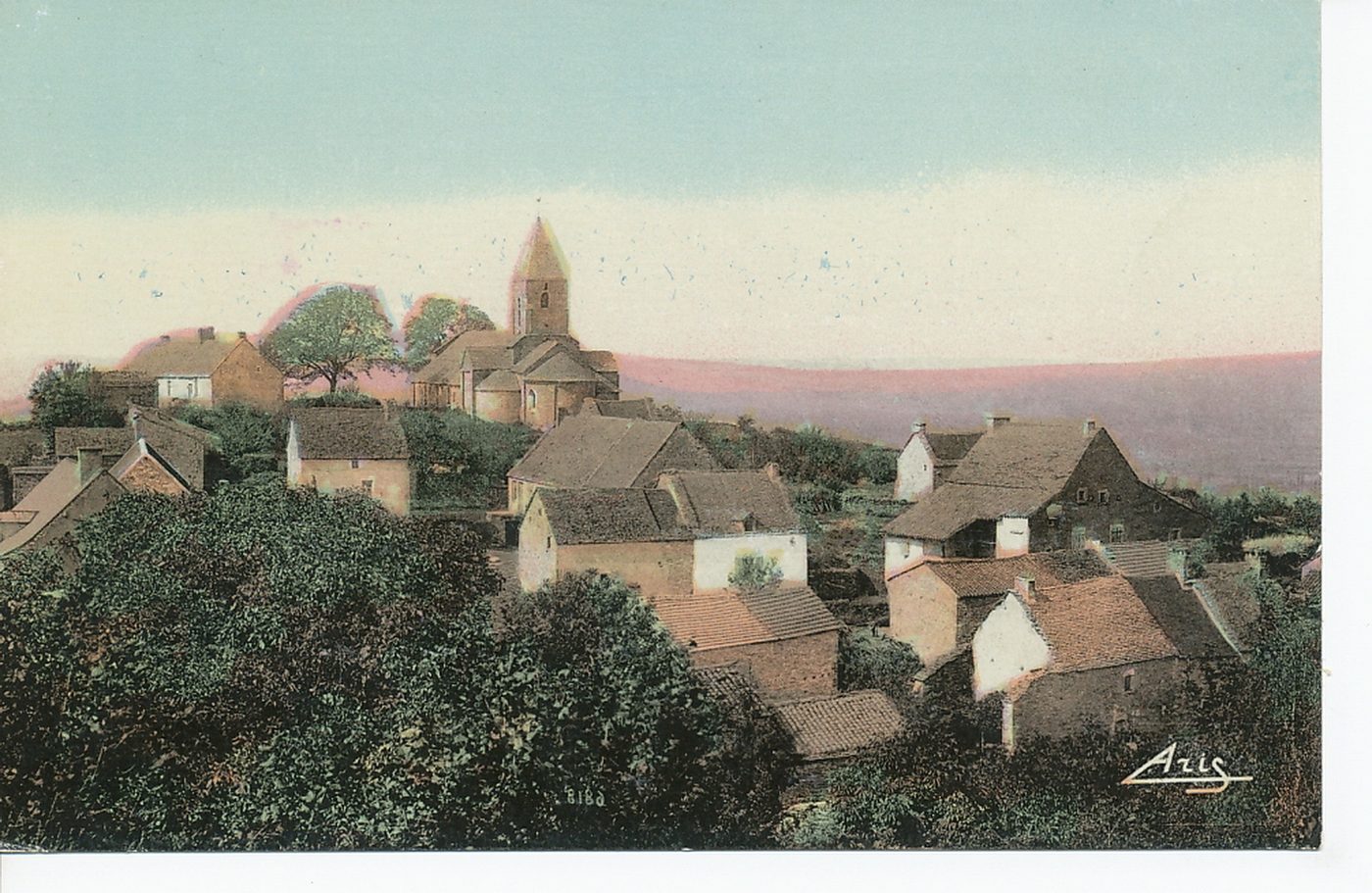 Brancion. Un coin du pays avec l'église (XIIe s.) et la vallée de la Grosne.
