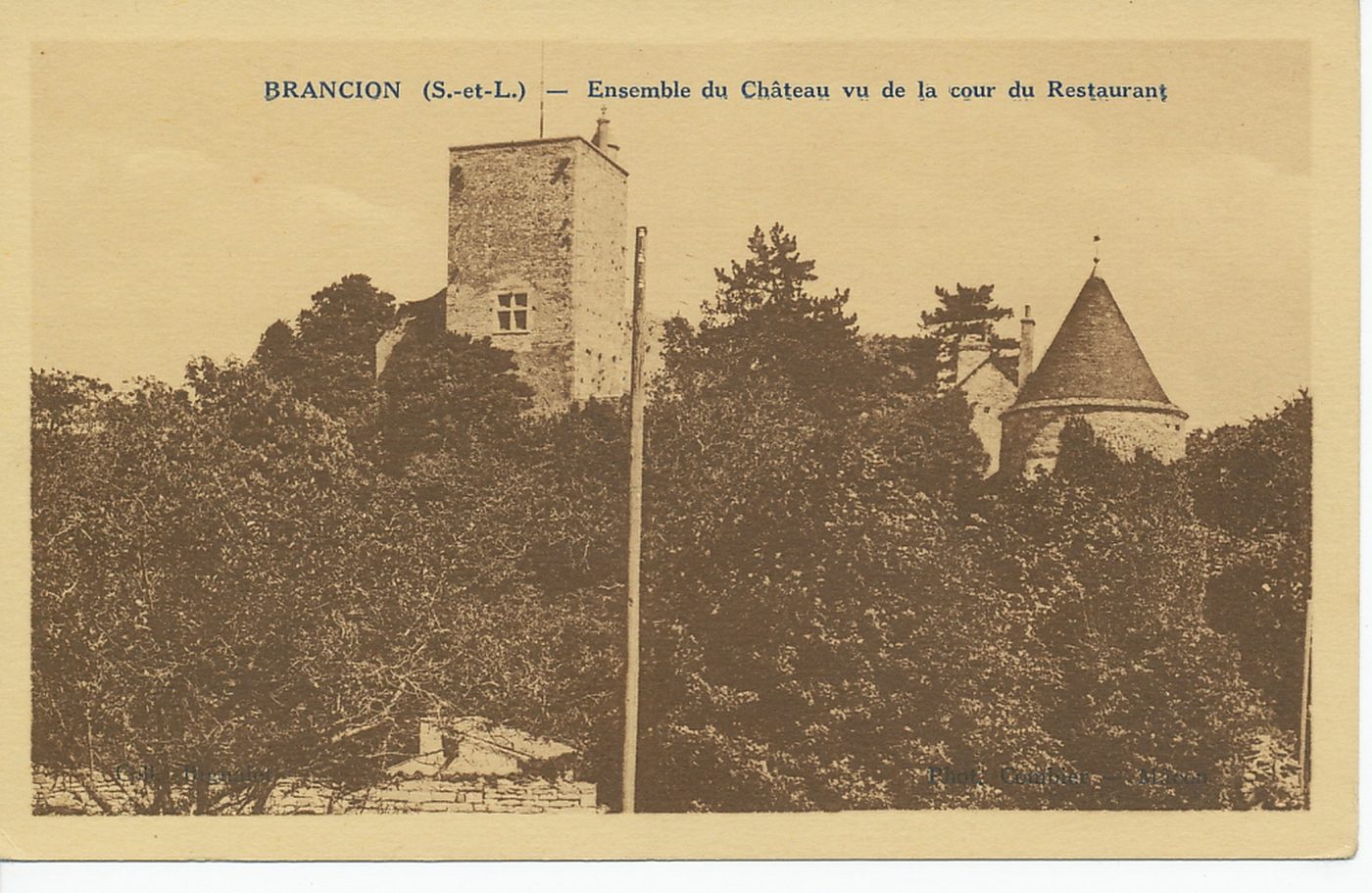 Brancion. Ensemble du château vu de la cour du restaurant.