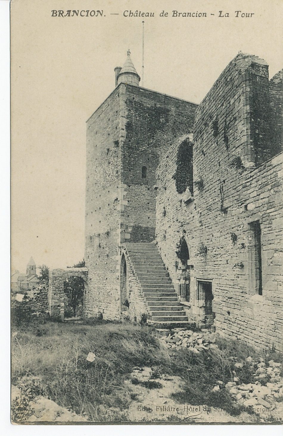 Brancion. Château de Brancion. La tour.