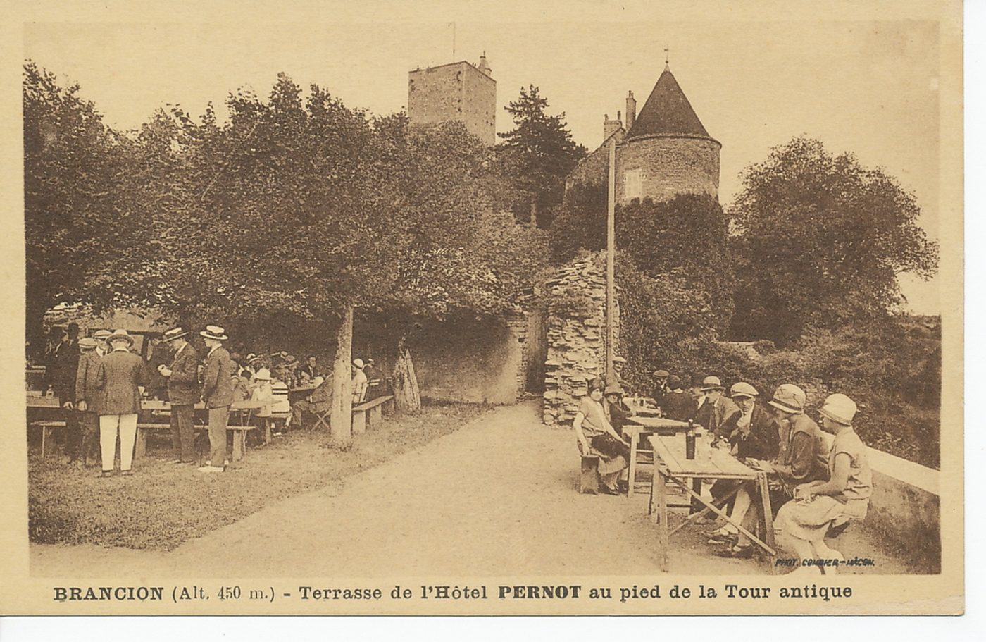 Brancion (Alt 450m.) Terrasse de l'hôtel Pernot au pied de la tour antique.