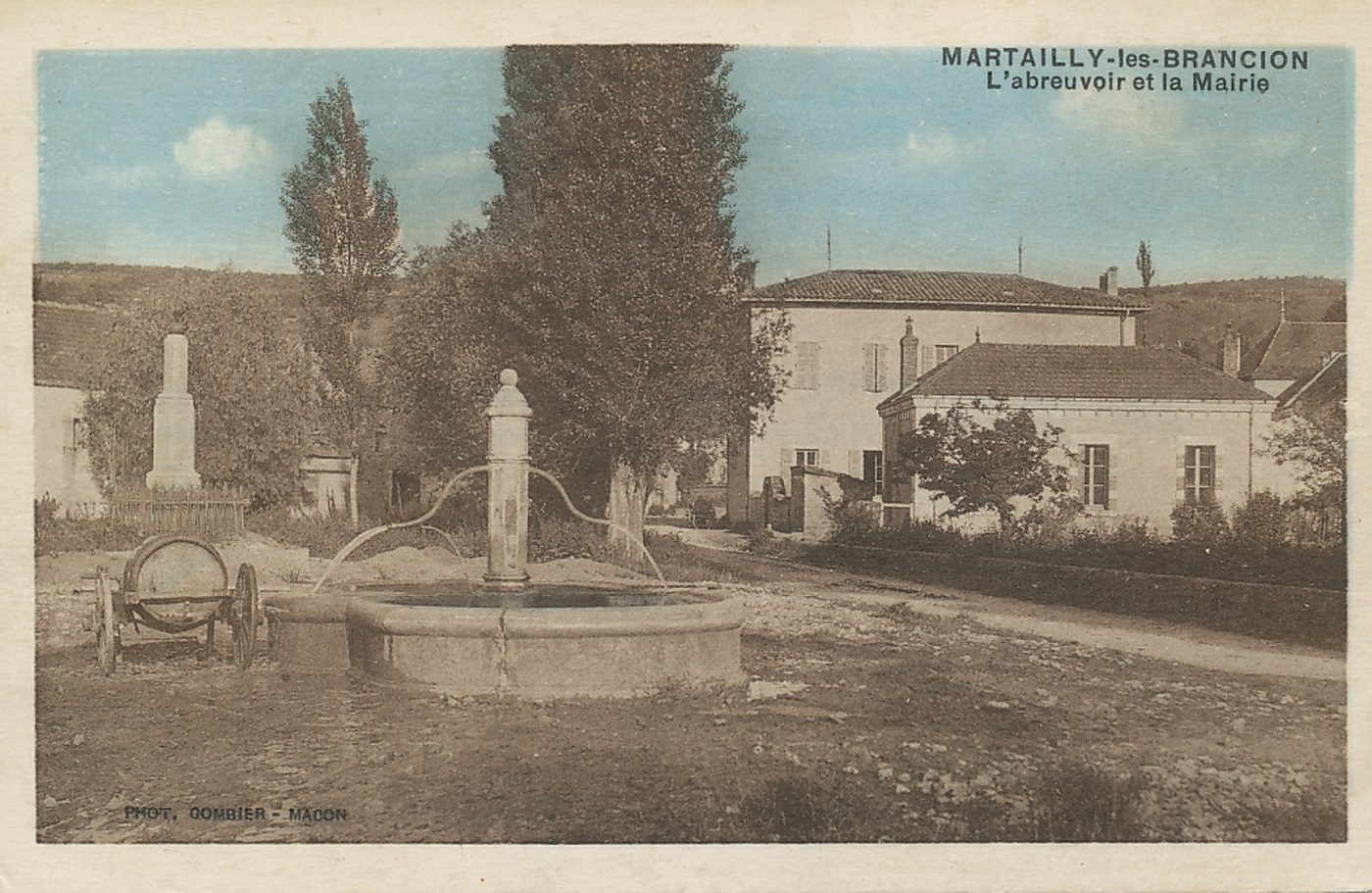 Martailly-lès-Brancion. L'abreuvoir et la mairie.