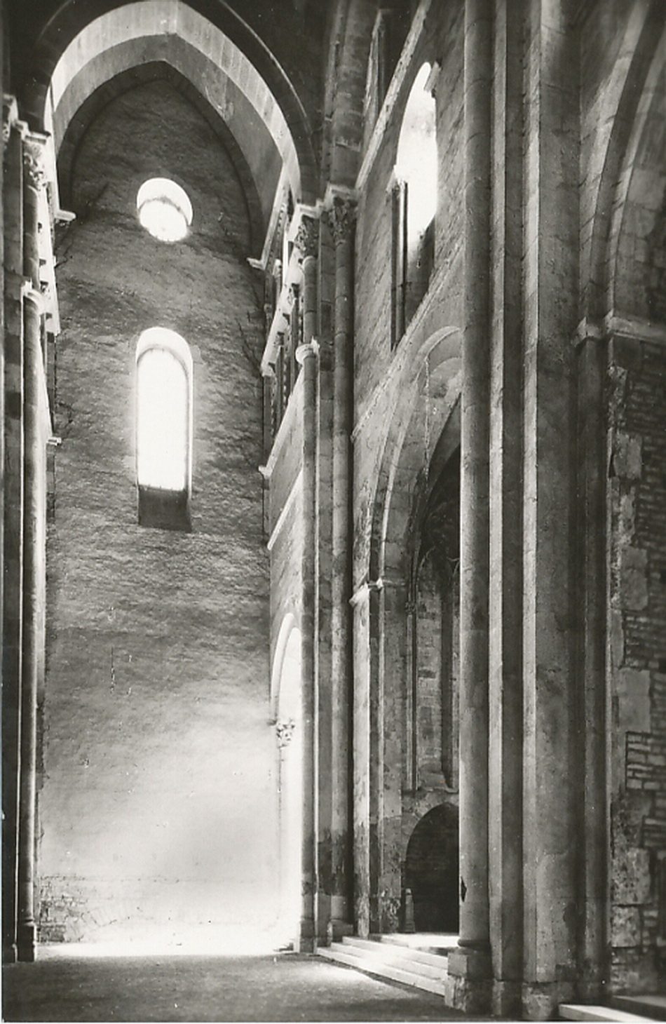 Cluny. Restes de l'ancienne église abbatiale (1089-1135). Le croisillon sud du transept.