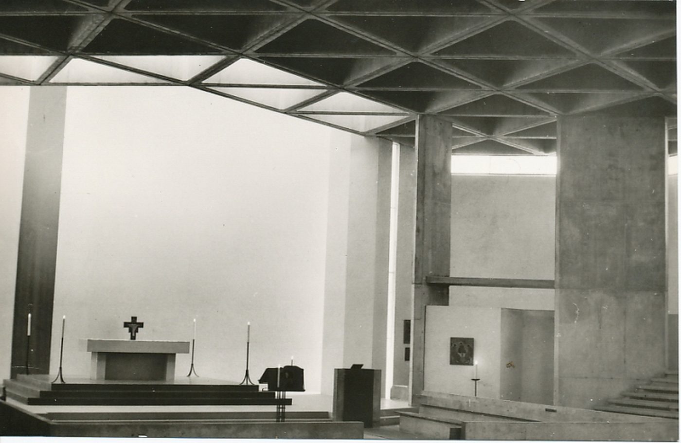 Taizé. Eglise de la Réconciliation. Intérieur.