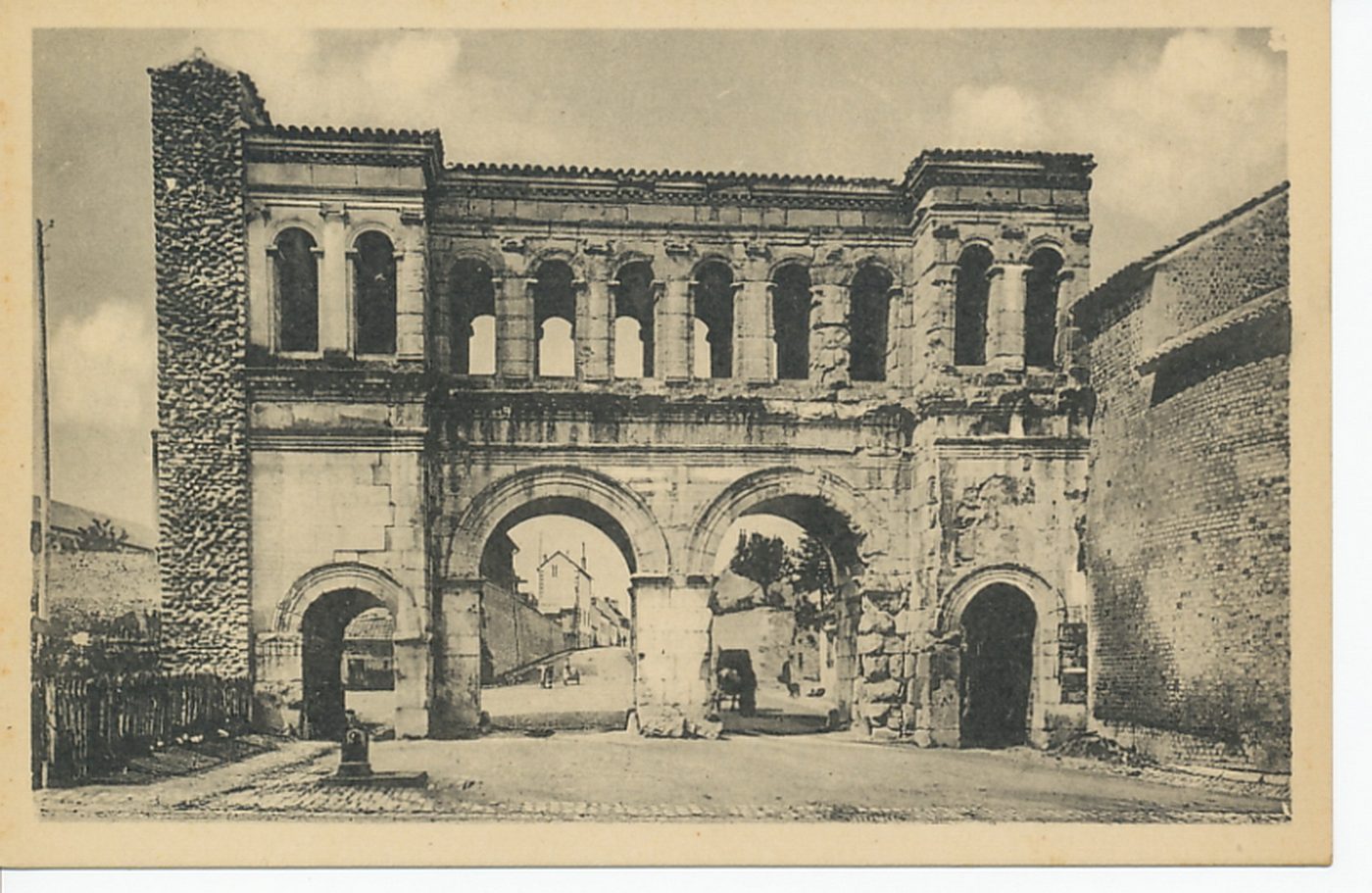 Autun. Porte romaine dite de Saint-André.