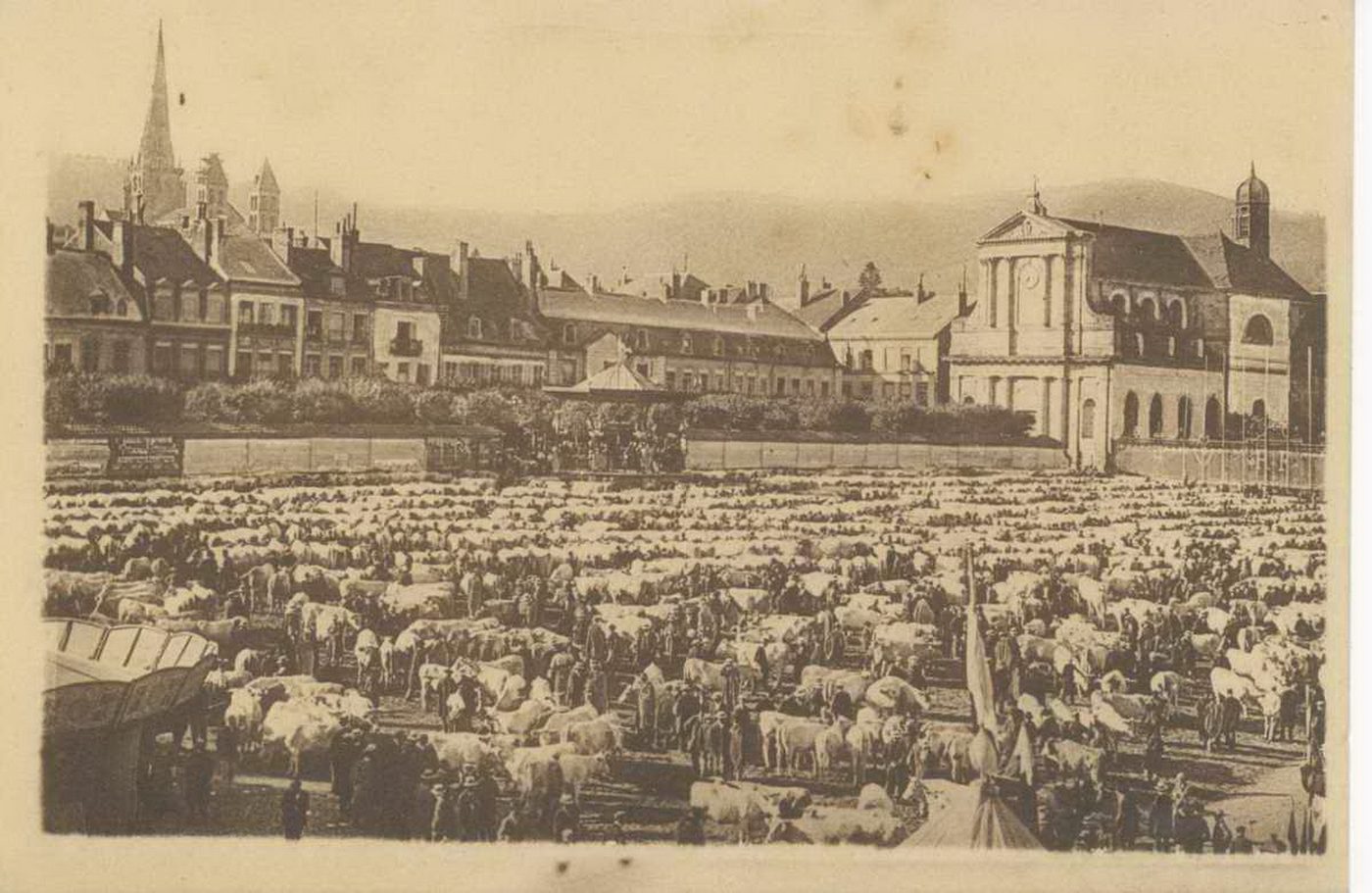 Autun. Place du Champ de Mars. Un jour de Foire.