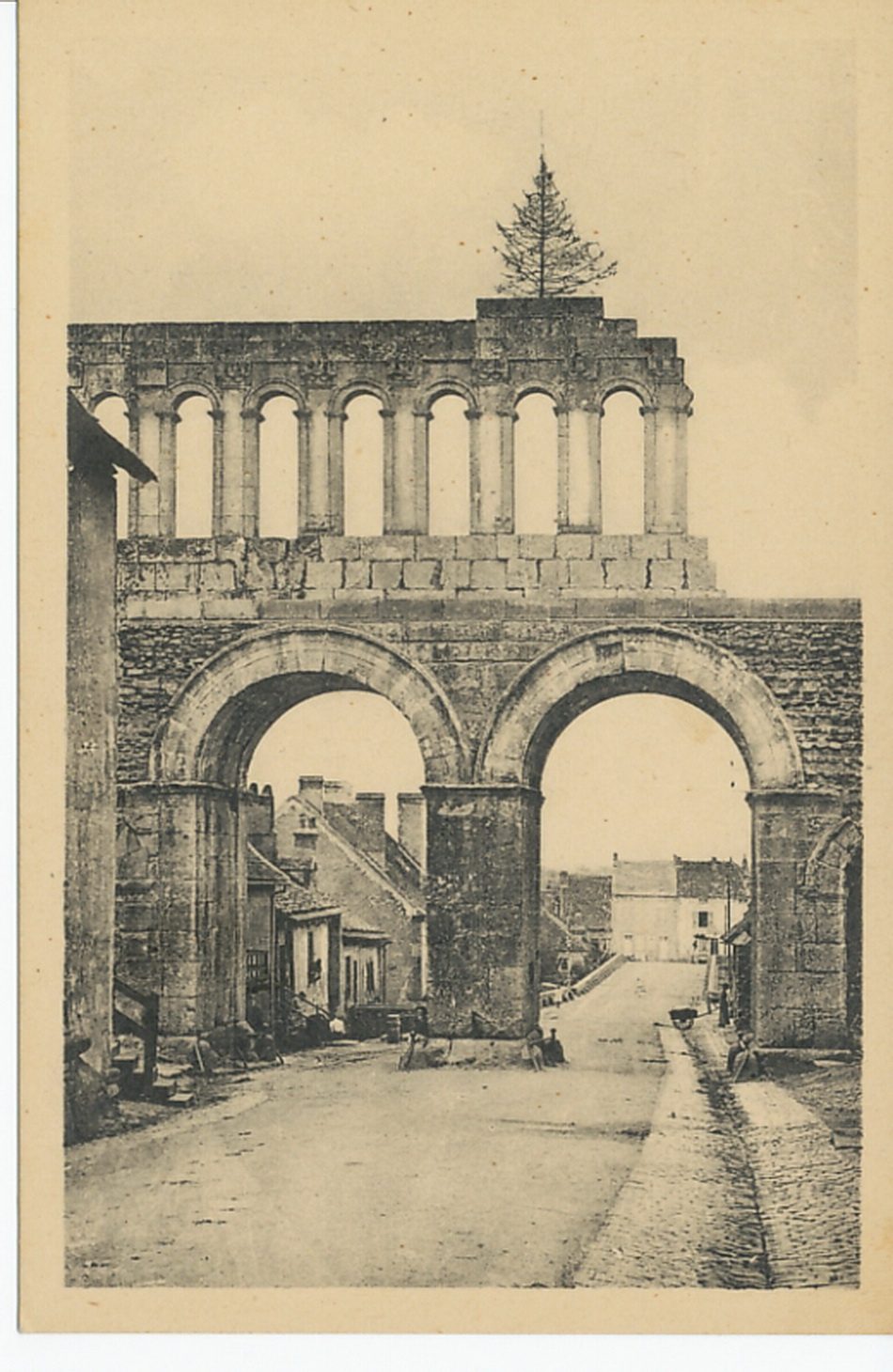 Autun. La porte d'Arroux. Epoque romaine.
