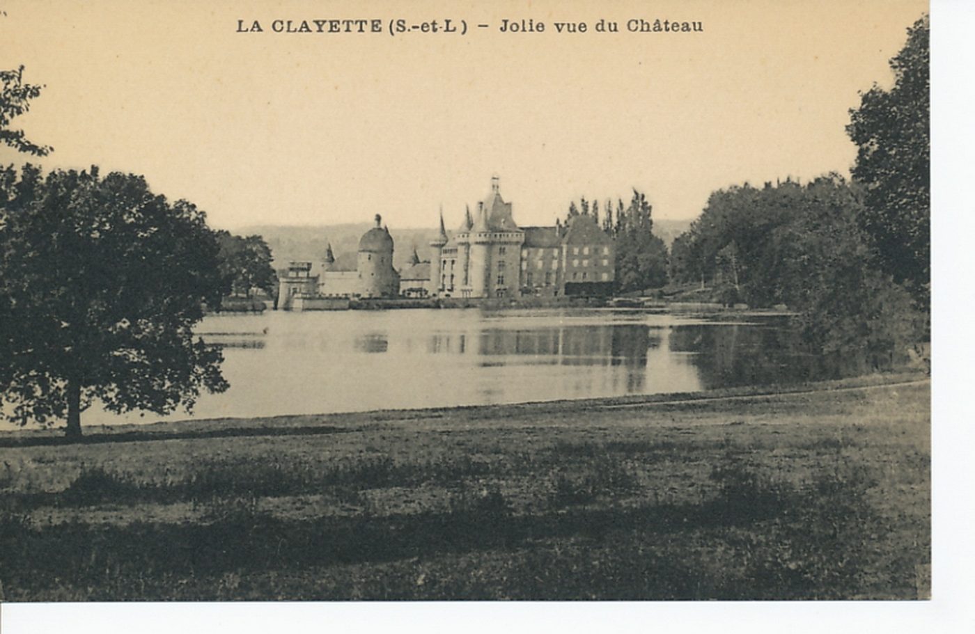 La Clayette. Jolie vue du château.