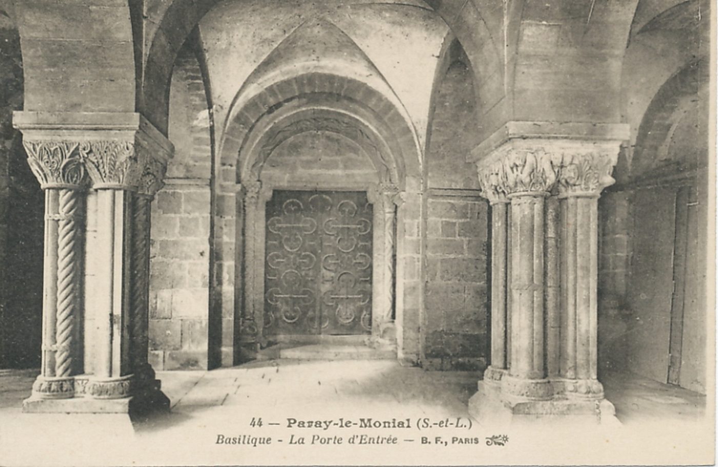 Paray-le-Monial. Basilique. La porte d'entrée.