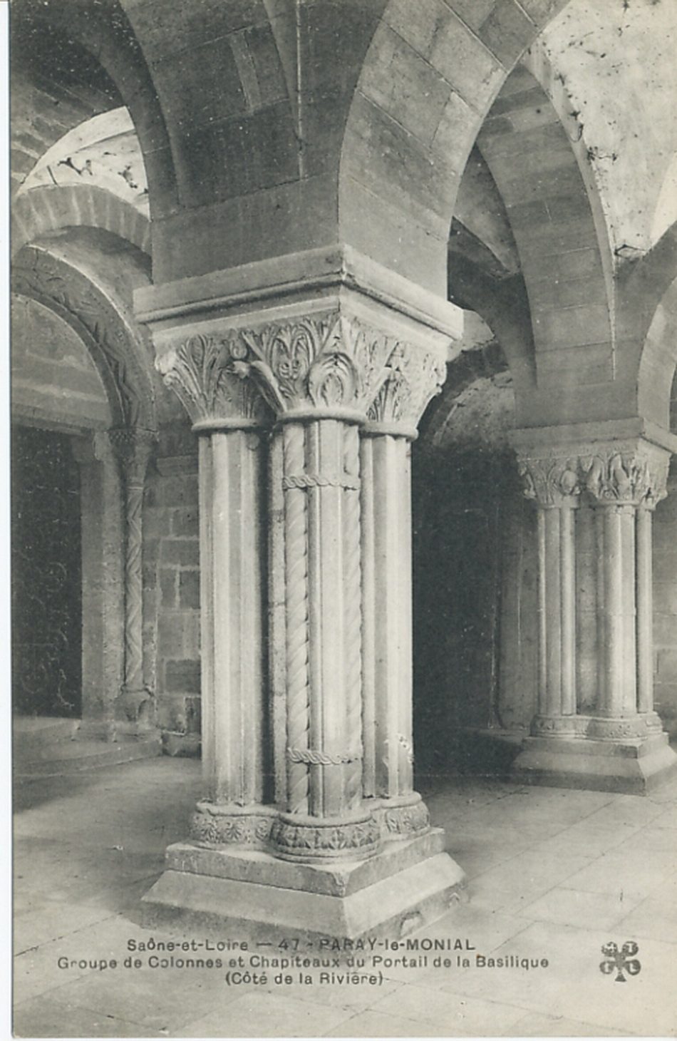 Paray-le-Monial. Groupe de colonnes et chapiteaux du portail de la basilique (côté de la rivière).