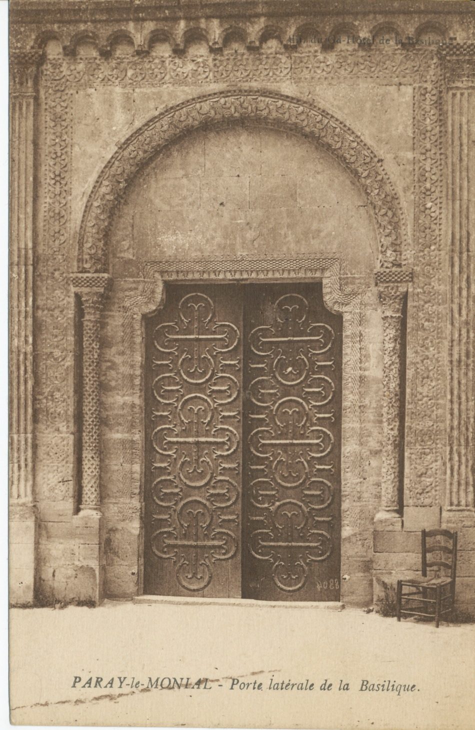 Paray-le-Monial. Porte latérale de la basilique.