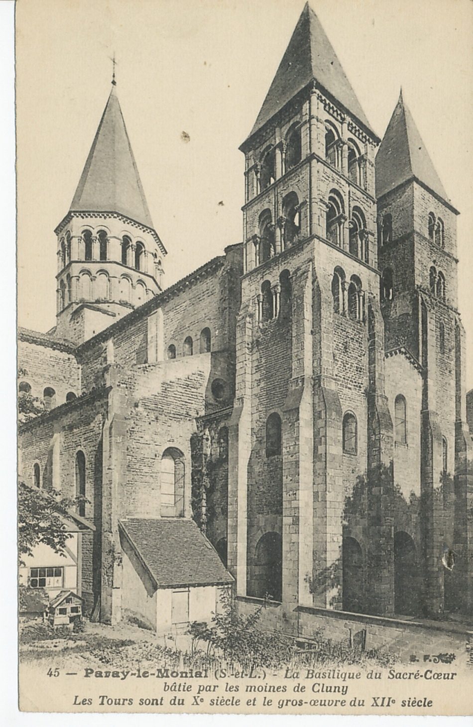 Paray-le-Monial. La basilique du Sacré-Coeur bâtie par les moines de Cluny. Les tours sont du Xe s. et le gros oeuvre du XIIe s.