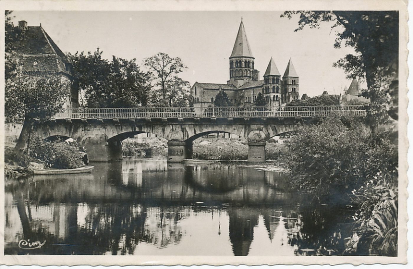 Paray-le-Monial. La basilique. Le cloître. Le pont et la Bourbince.