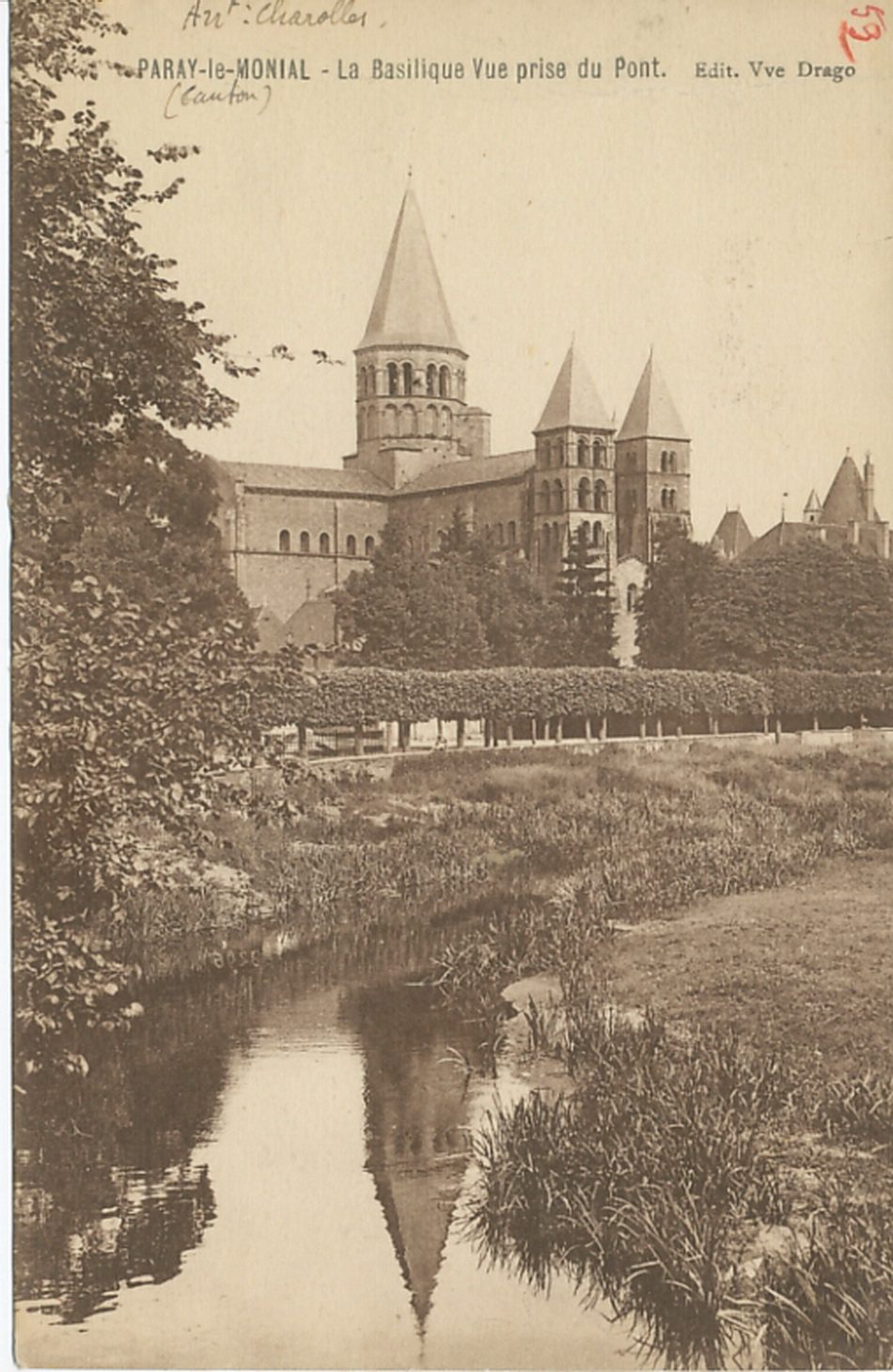 Paray-le-Monial. La basilique. Vue prise du pont.