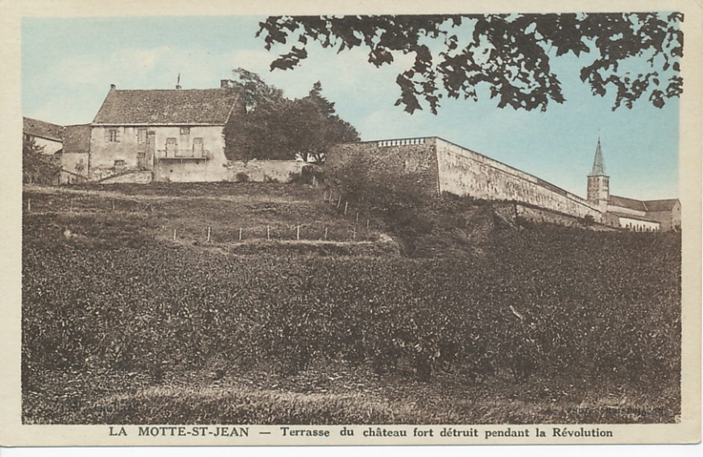 La Motte-Saint-Jean. Terrasse du château fort détruit pendant la Révolution.