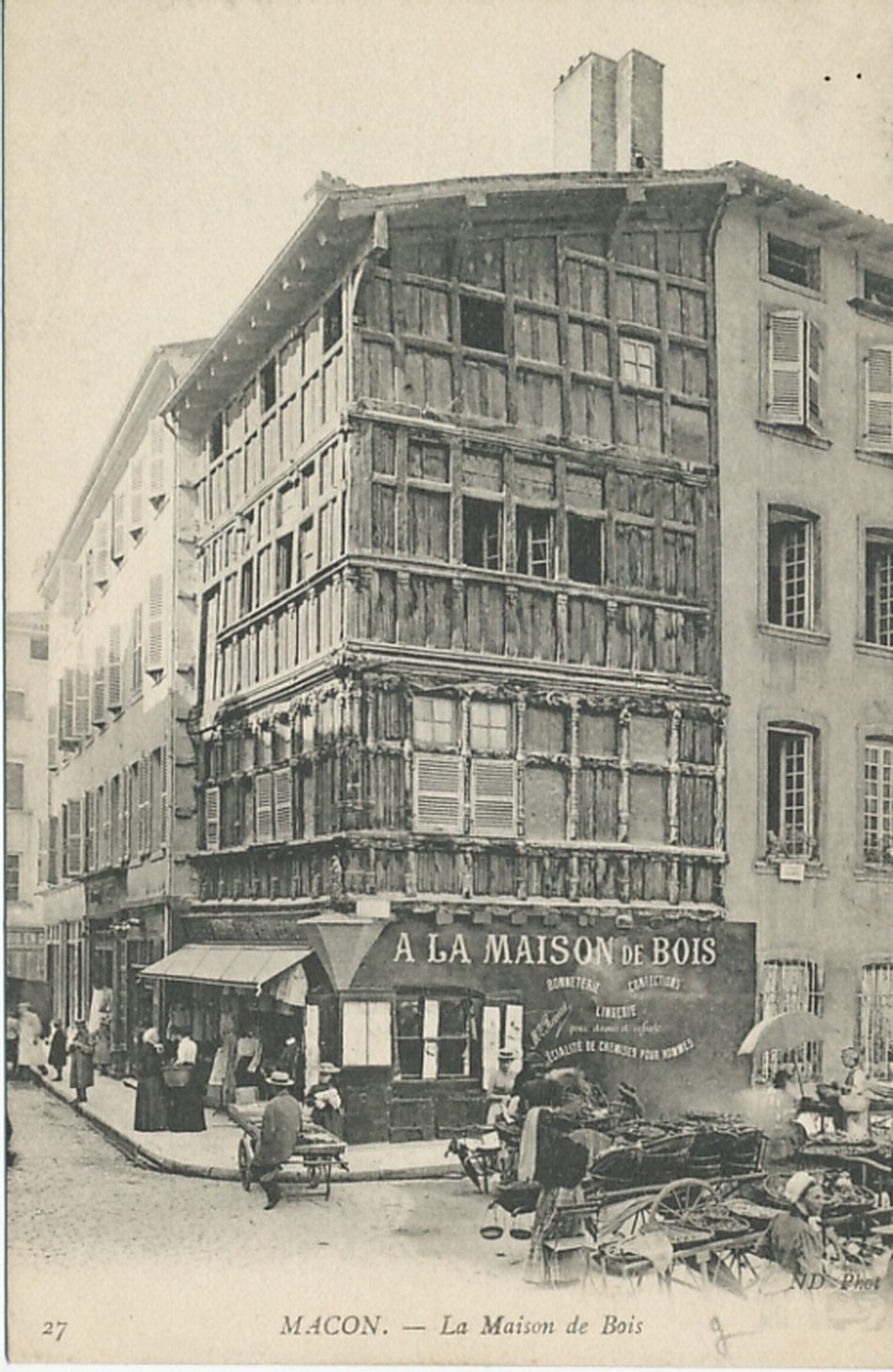 Mâcon. La maison de bois.