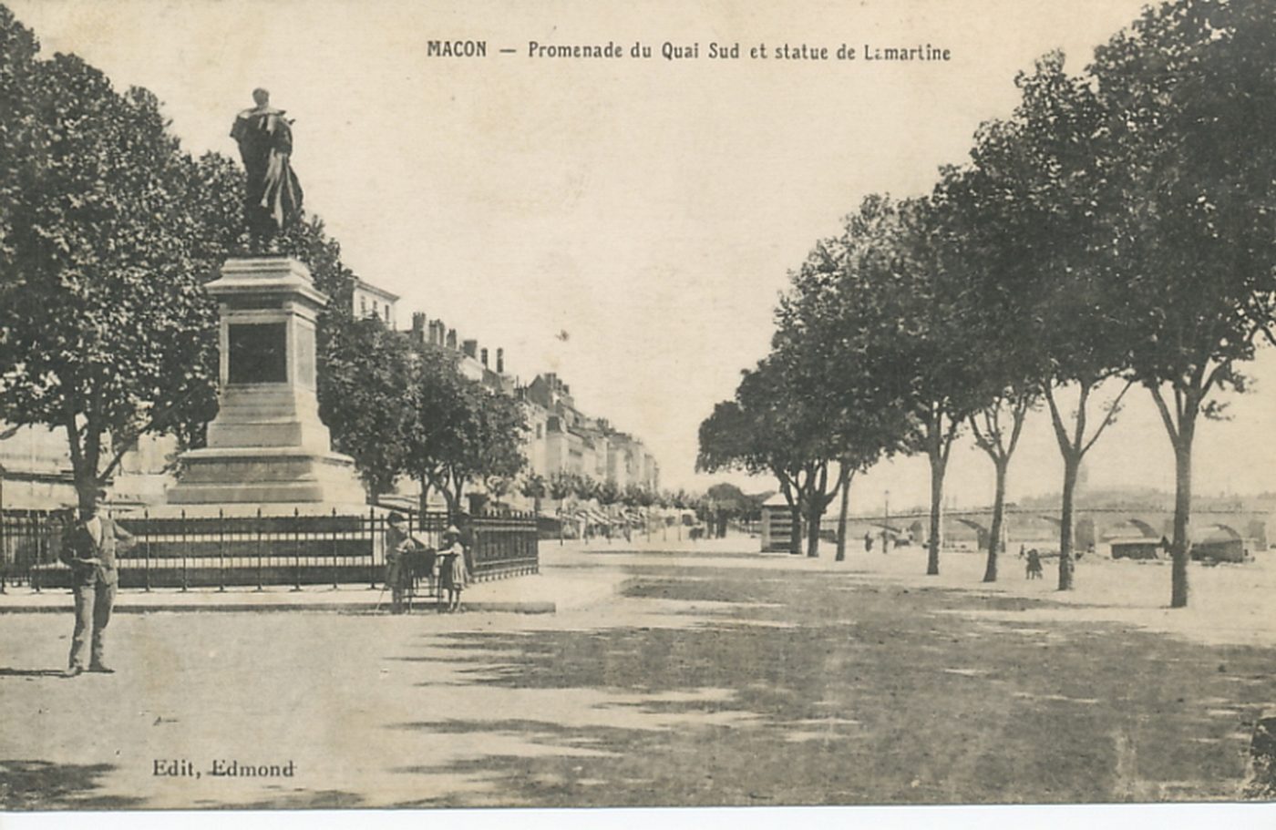 Mâcon. Promenade du quai sud et statue de Lamartine.