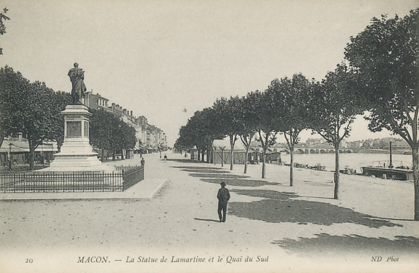 Mâcon. La statue de Lamartine et le quai du Sud.