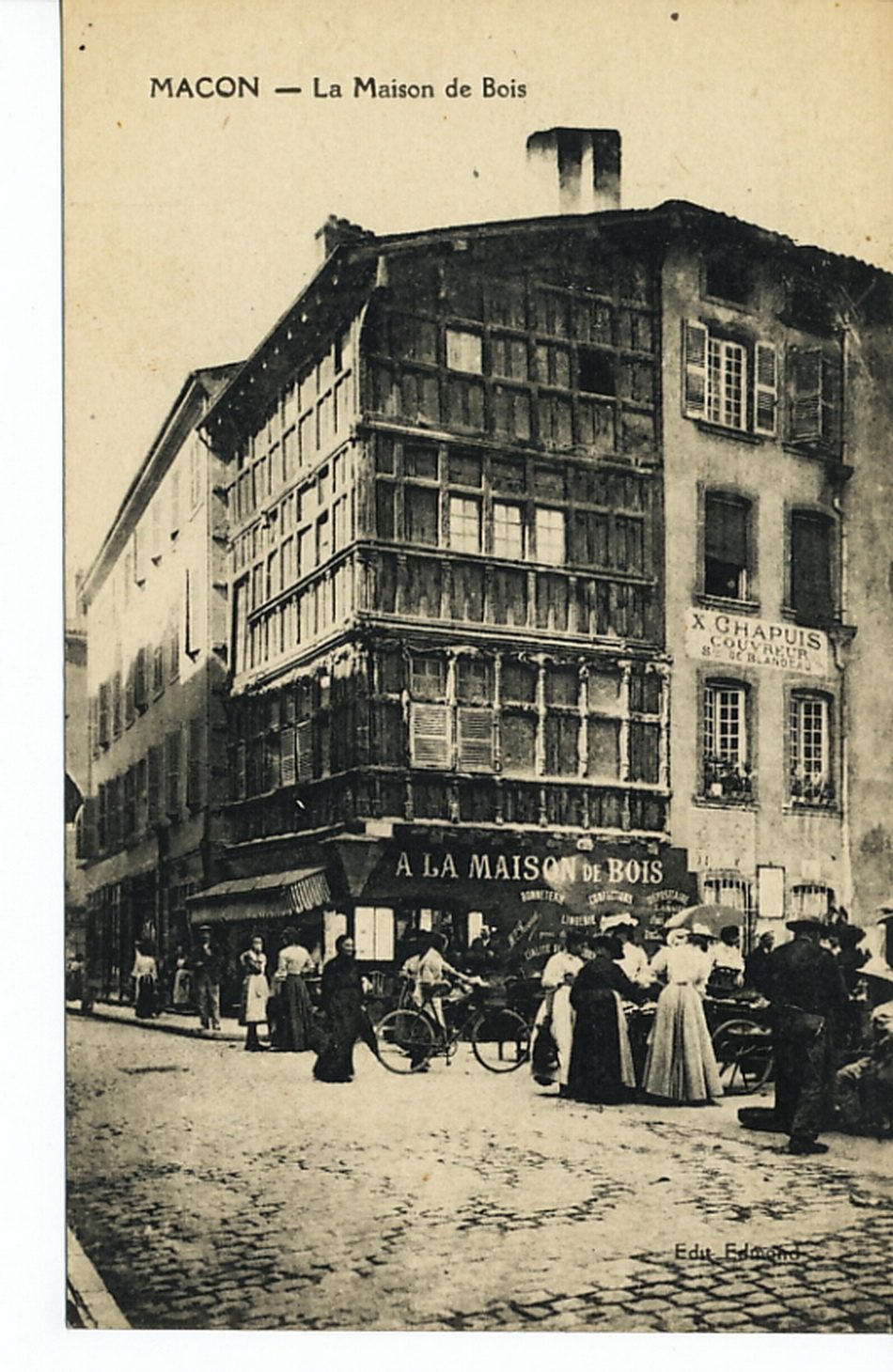Mâcon. La maison de bois.