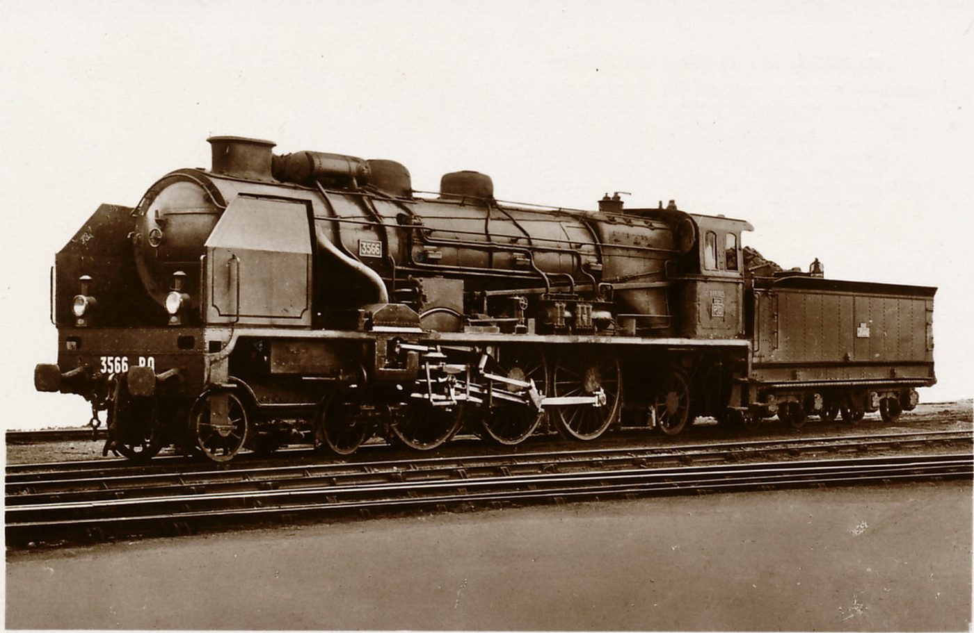 Les derniers types de locomotives modernes. Locomotive à voyageurs compound et à surchauffe avec distribution à soupapes et double échappement en 1929.