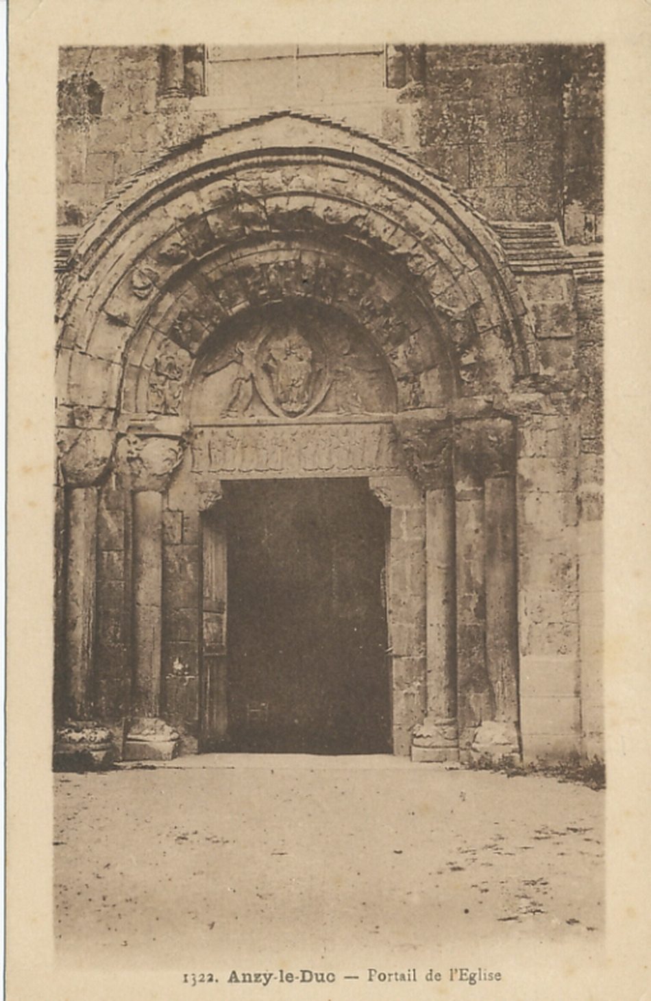 Anzy-le-Duc. Portail de l'église.