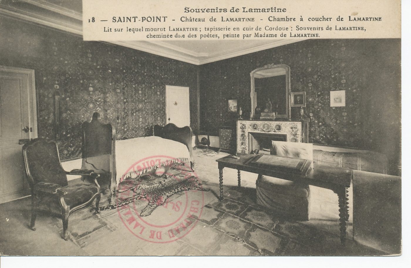 Souvenirs de Lamartine. Saint-Point. Château de Lamartine. Chambre à coucher de Lamartine. Lit sur lequel mourut Lamartine ; tapisserie en cuir de Cordoue : souvenirs de Lamartine, cheminée dite des poètes, peinte par Madame de Lamartine.