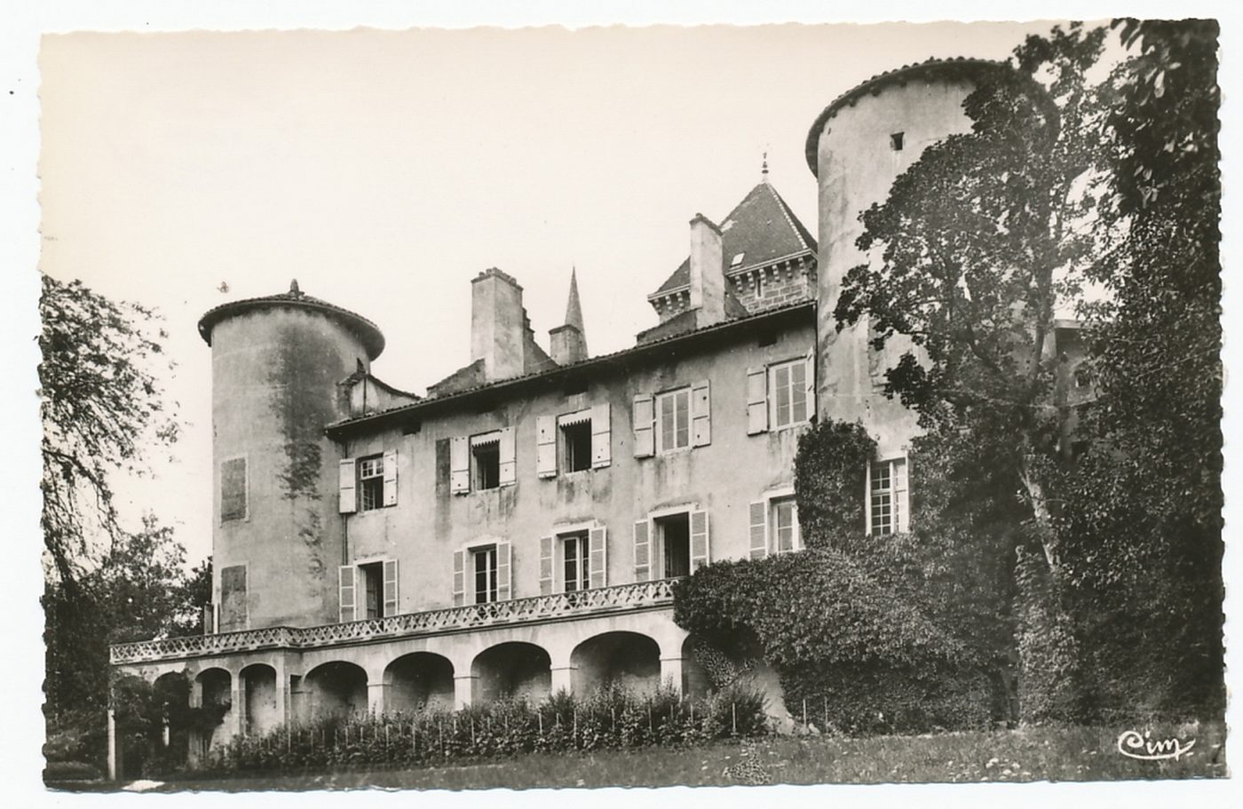 Souvenirs de Lamartine. Saint-Point. Château de Lamartine. Le 10 février 1801 à la requête d'un créancier, le château fut adjugé à M. Pierre Lamartine, son fils. Le poète l'eut en partage en 1830. En 1870, Mme Valentine de Lamartine, sa nièce, resta héritière de Saint-Point. Il fut racheté en 1894 aux trois nièces de Mme Valentine par M. de Montherot. Le comte René de Noblet, son petit fils, en est le propriétaire actuel.