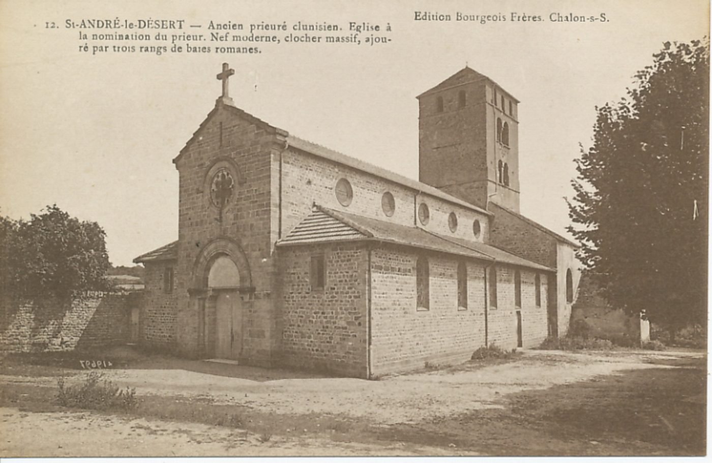 Saint-André-le-Désert. Ancien prieuré clunisien. Eglise à la nomination du prieur. Nef moderne, clocher massif, ajouré par trois rangs de baies romanes.