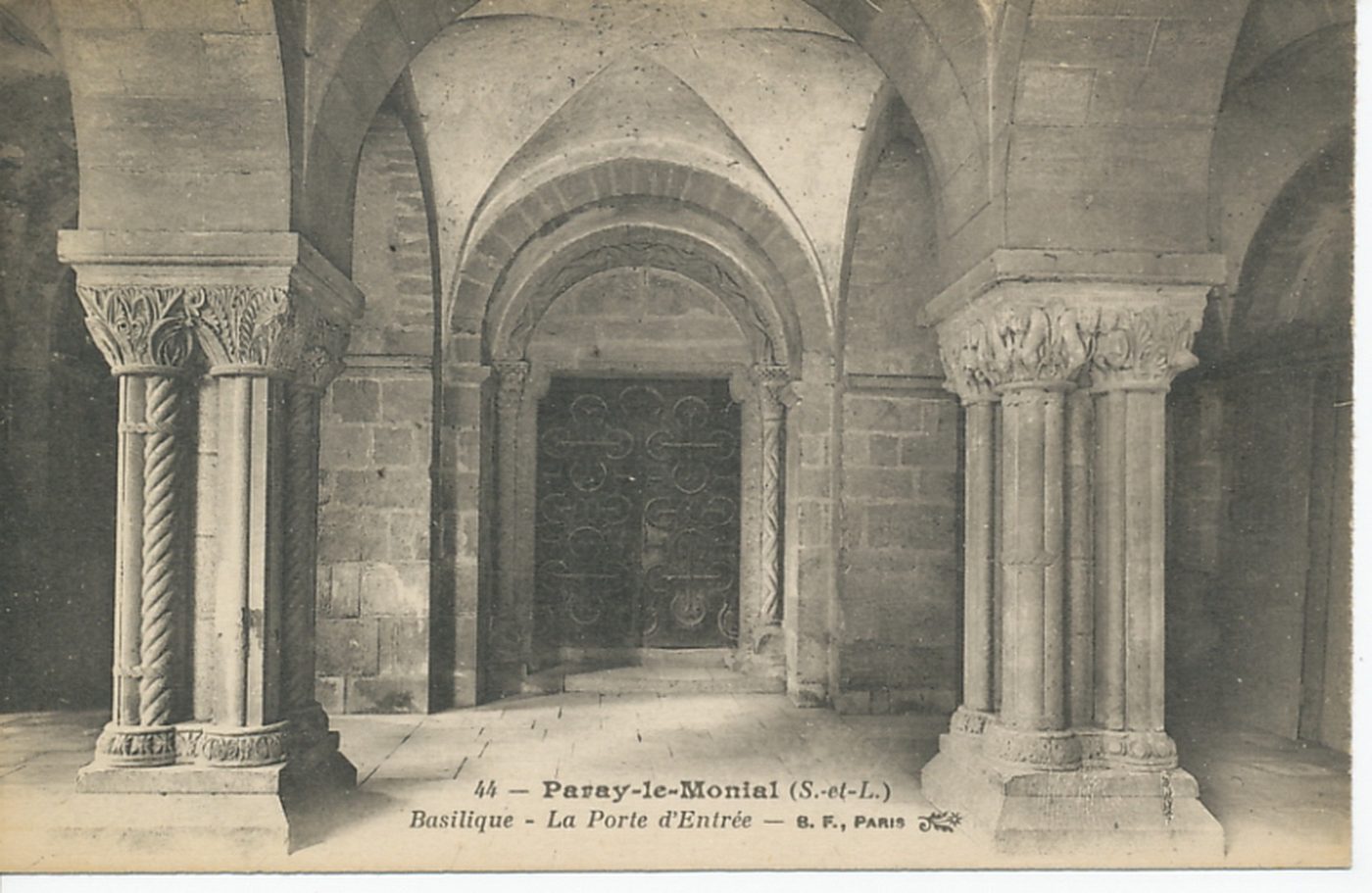 Paray-le-Monial. Basilique. La porte d'entrée.