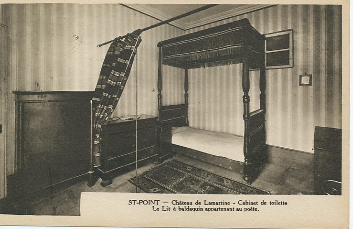Saint-Point. Château de Lamartine. Cabinet de toilette. Le lit à baldaquin appartenant au poète.