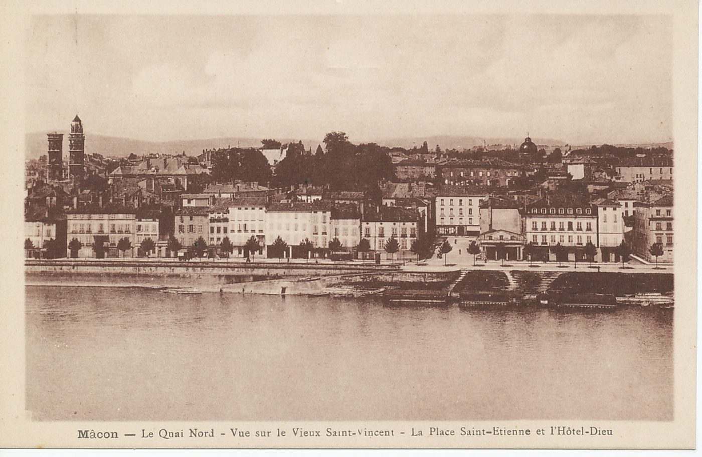 Mâcon. Le quai Nord. Vue sur le vieux Saint-Vincent. La place Saint-Etienne et l'Hôtel-Dieu.