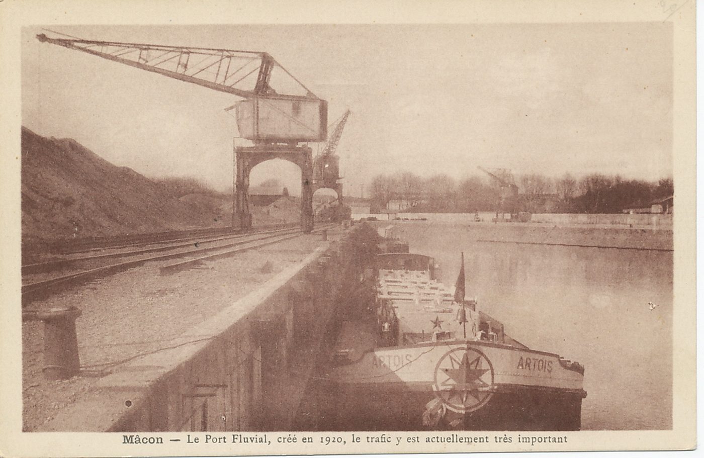 Mâcon. Le port fluvial, crée en 1920, le trafic y est actuellement très important.
