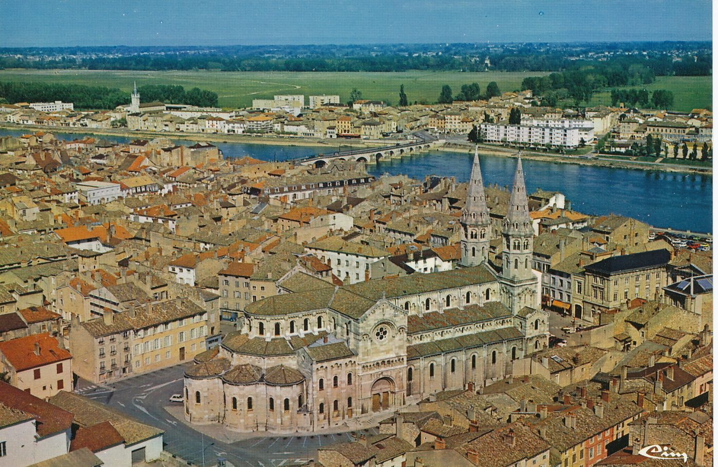Mâcon. Vue aérienne de l'église Saint-Pierre.