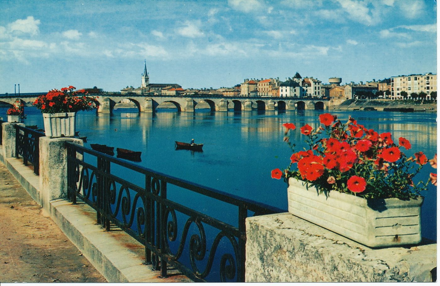 Mâcon. La Saône, le pont, et Saint-Laurent.