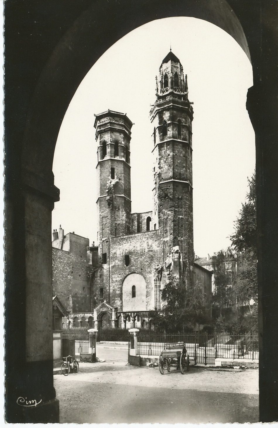 Mâcon. Le vieux Saint-Vincent. Les restes, le porche et les deux tours (XIIe et XIVe s.). Classé comme monument historique sert actuellement de musée lapidaire.