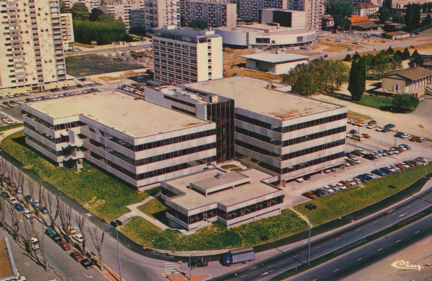 Mâcon. Vue aérienne. Cité administrative et nouveau théâtre.