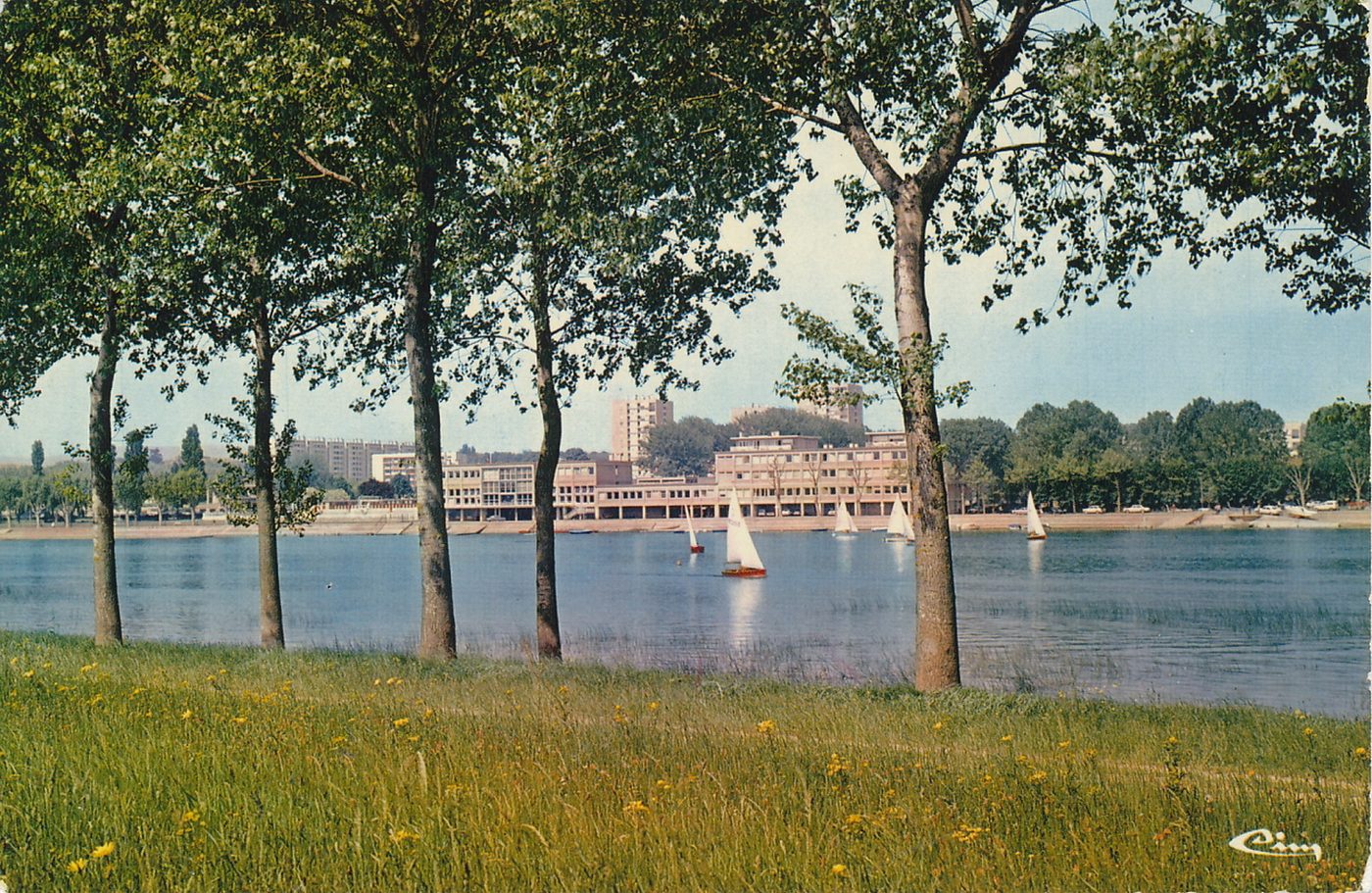 Mâcon. Voiliers et le C.R.E.P.S.
