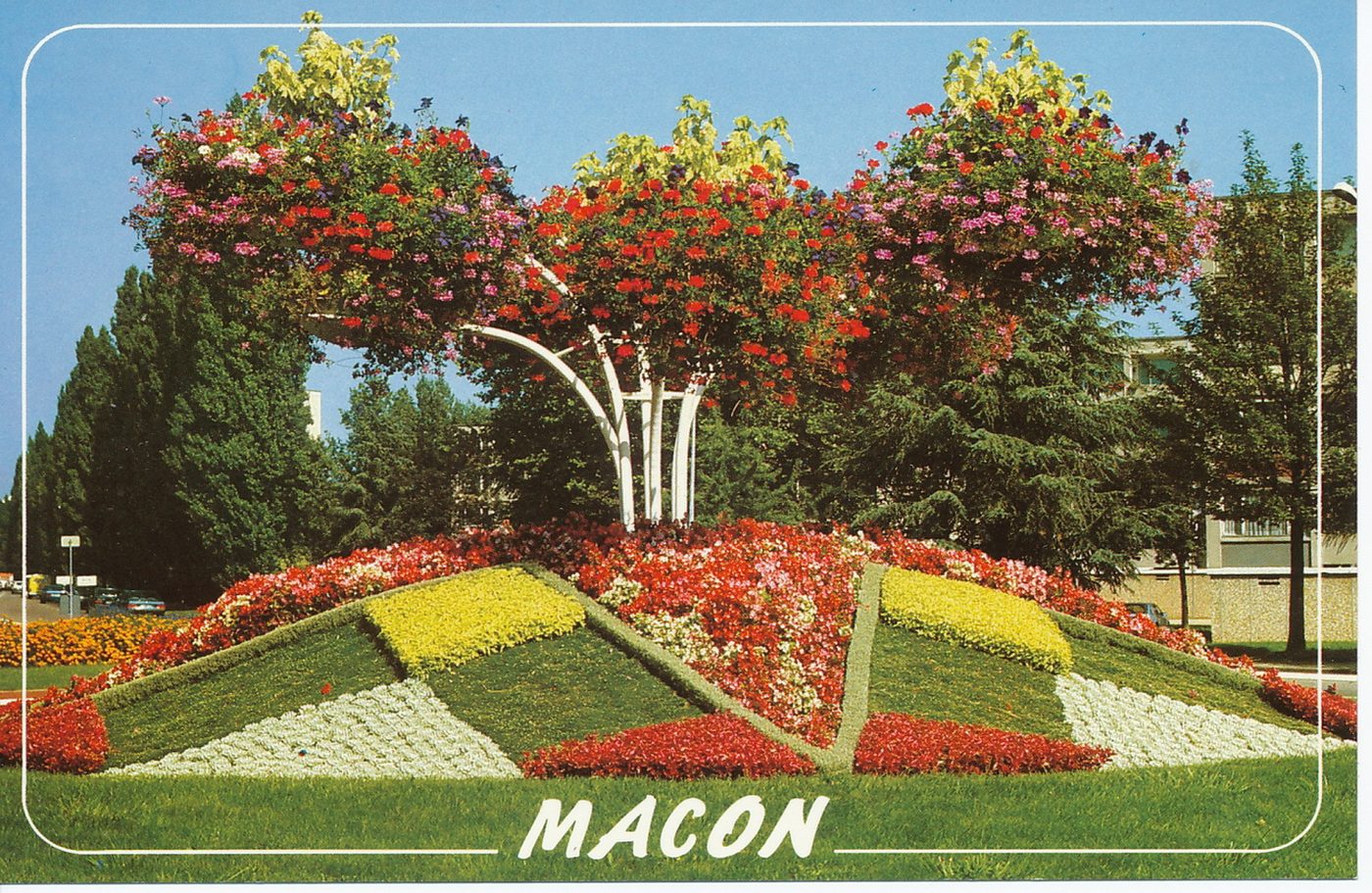 Mâcon (Bourgogne du Sud). Carrefour de la 1ère armée. Réalisation florale des services des parcs et jardins de la ville de Mâcon. Carrefour de l'Europe avec de nombreuses voix de communications. La Saône A6, A40, RN 6, RN 79, TGV, une étape sur la route des vacances. Gastronomie. Bons vins. Nautisme. Culture. Poésie. Ville natale d'Alphonse de Lamartine. Une des villes les mieux fleuries de France classée 4 fleurs depuis 1983.