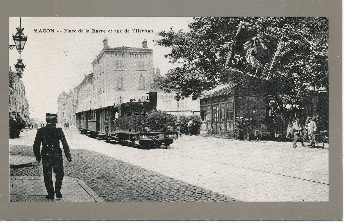 Mâcon disparu. Série A n° 5. Le tacot : Mâcon-Fleurville. Le tacot à voie étroite (1m) fut inauguré le 11 novembre 1900. Sur un parcours de 35 km et à la vitesse maxi de 25 km h, il desservait chaque jour, aller et retour, Flacé, Hurigny, Verzé, Igé, Azé, Lugny et Fleurville avec 2 voitures de voyageurs et plusieurs autres de marchandises. Départ : face à la gare PLM, il éprouvait de sérieuses difficultés dans les côtes lors de la chute des feuilles humides, surtout rue de l'Héritan. Il disparut en février 1934, remplacé par un bus.