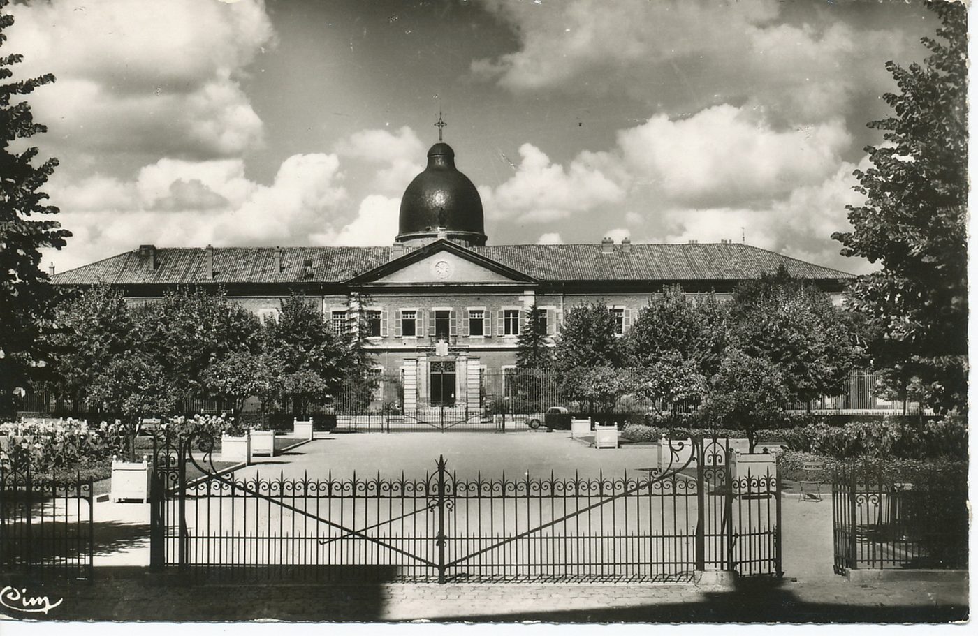 Mâcon. L'hôpital et les jardins.