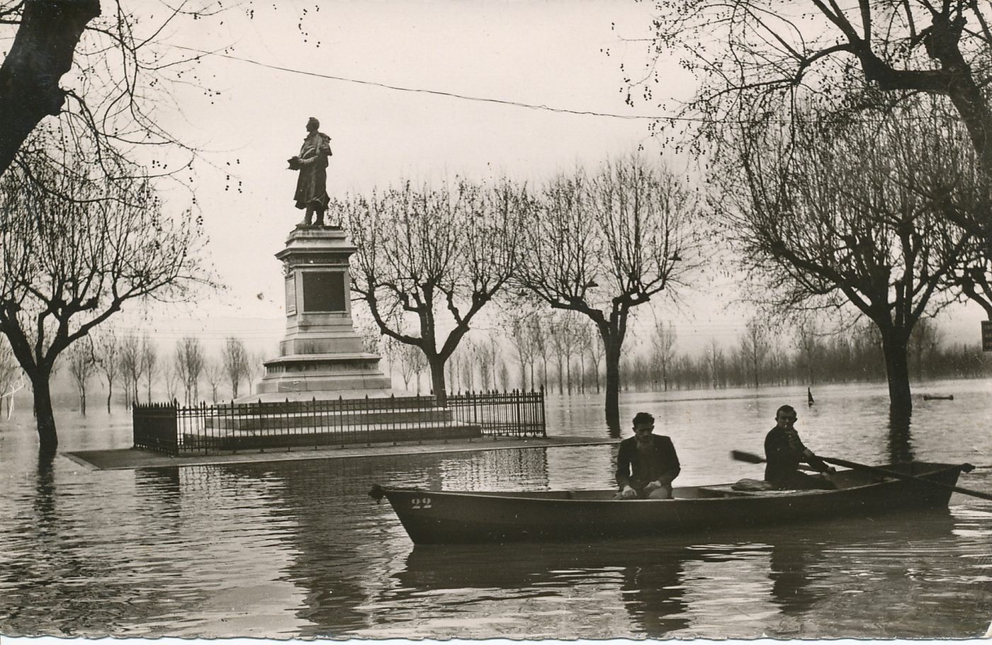 Mâcon. Inondations 1955. Statue de Lamartine.