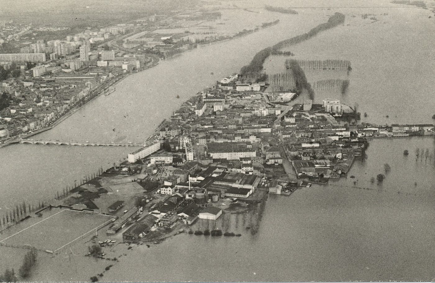 Mâcon. Crue de la Saône. Décembre 1981. La crue vue d'avion. Une fois de plus, la Saône va franchir la cote des 6 m. Depuis 1970, Mâcon n'avait pas connu une telle inondation.