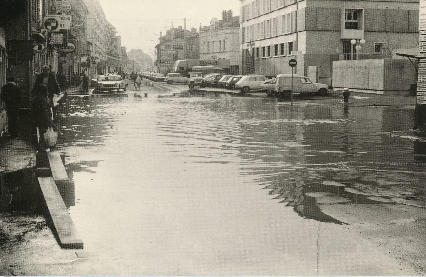 Mâcon. Crue de la Saône. Décembre 1981. Un commissariat tout neuf... sans électricité, sans téléphone... Et, comme en 1955, le garage Tabakian, une fois de plus, doit être évacué. Histoire des crues : 4 mars 1805, la Saône créa des ravages sur tout son parcours. 1812-1820-1824-1830-1936 furent également années de crues.