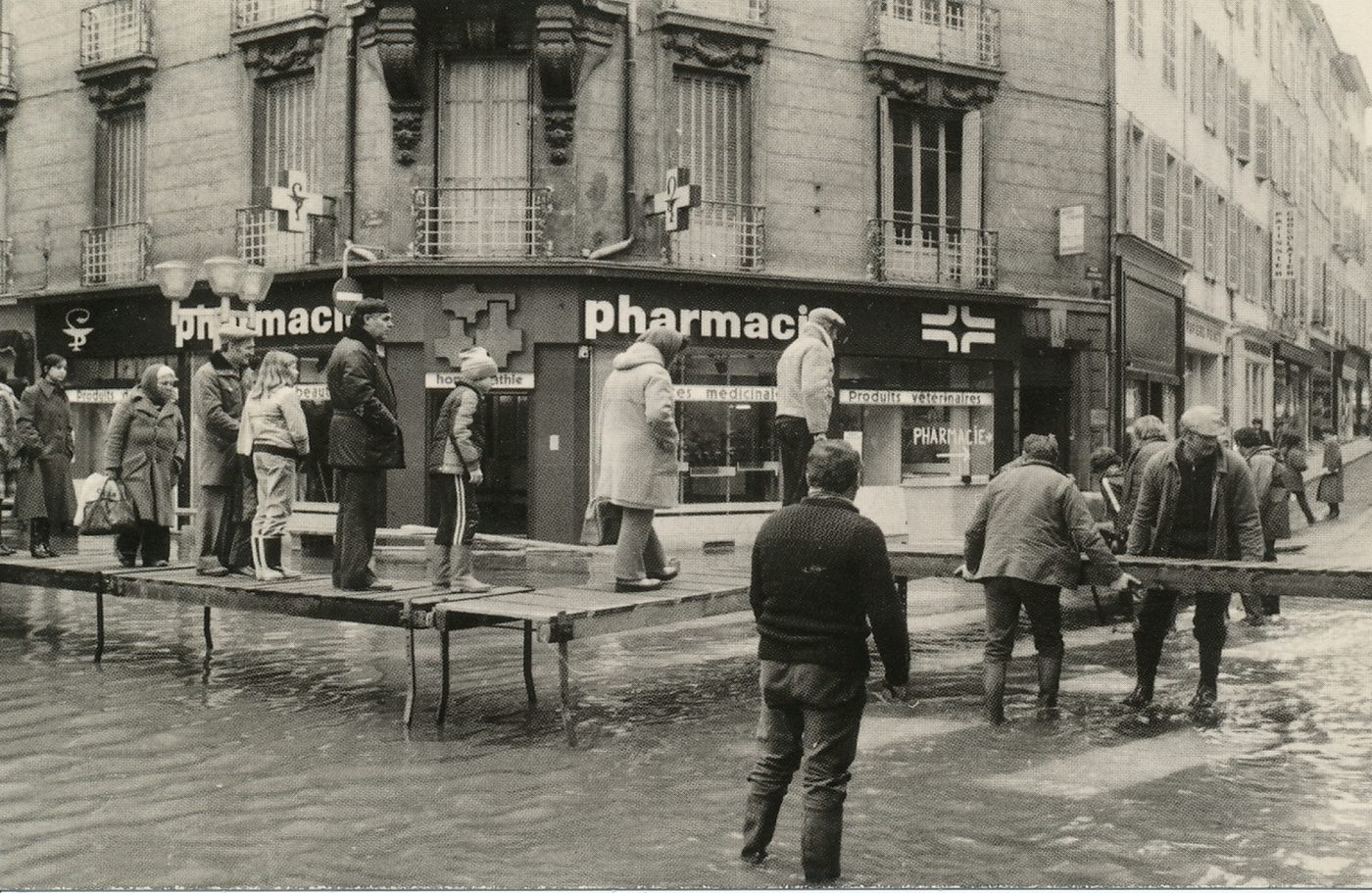 Mâcon. Crue de la Saône. Décembre 1981. Rue Sigorgne. Place Poissonnière. Des informations pessimistes annoncent une crue proche de celle de 1955. Il faut allonger les passerelles.