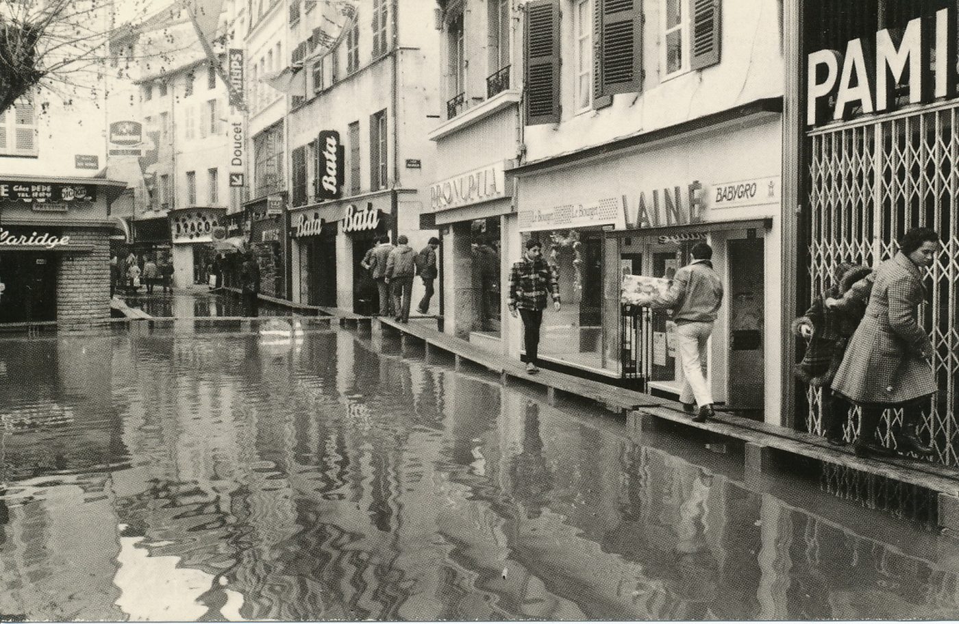 Mâcon. Crue de la Saône. Décembre 1981. Le bas de la Place aux Herbes. 10 000 moellons et 7,2 km de planches ont été utilisés pour assurer le passage des piétons. Tout ne fut pas récupéré....mais quels souvenirs de balançoires.