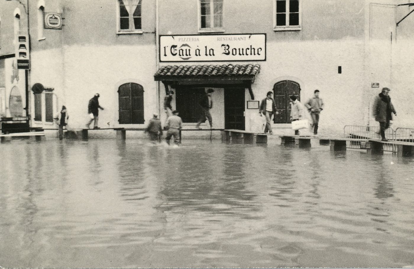 Mâcon. Crue de la Saône. Décembre 1981. "L'eau à la bouche". Tout commentaire superflu. Historique des crues. César, dans son ouvrage "de la guerre en Gaule" : La Saône est un fleuve si calme qu'il est impossible de dire dans quel sens elle coule....". Combien de crues a connu l'ancienne Matisco, jusqu'à 1840 ? Nul ne peut le dire avec exactitude. Par contre, de 1840 à nos jours, dis-sept fois ce cours d'eau, "si calme", a franchi la barre des 6 m.