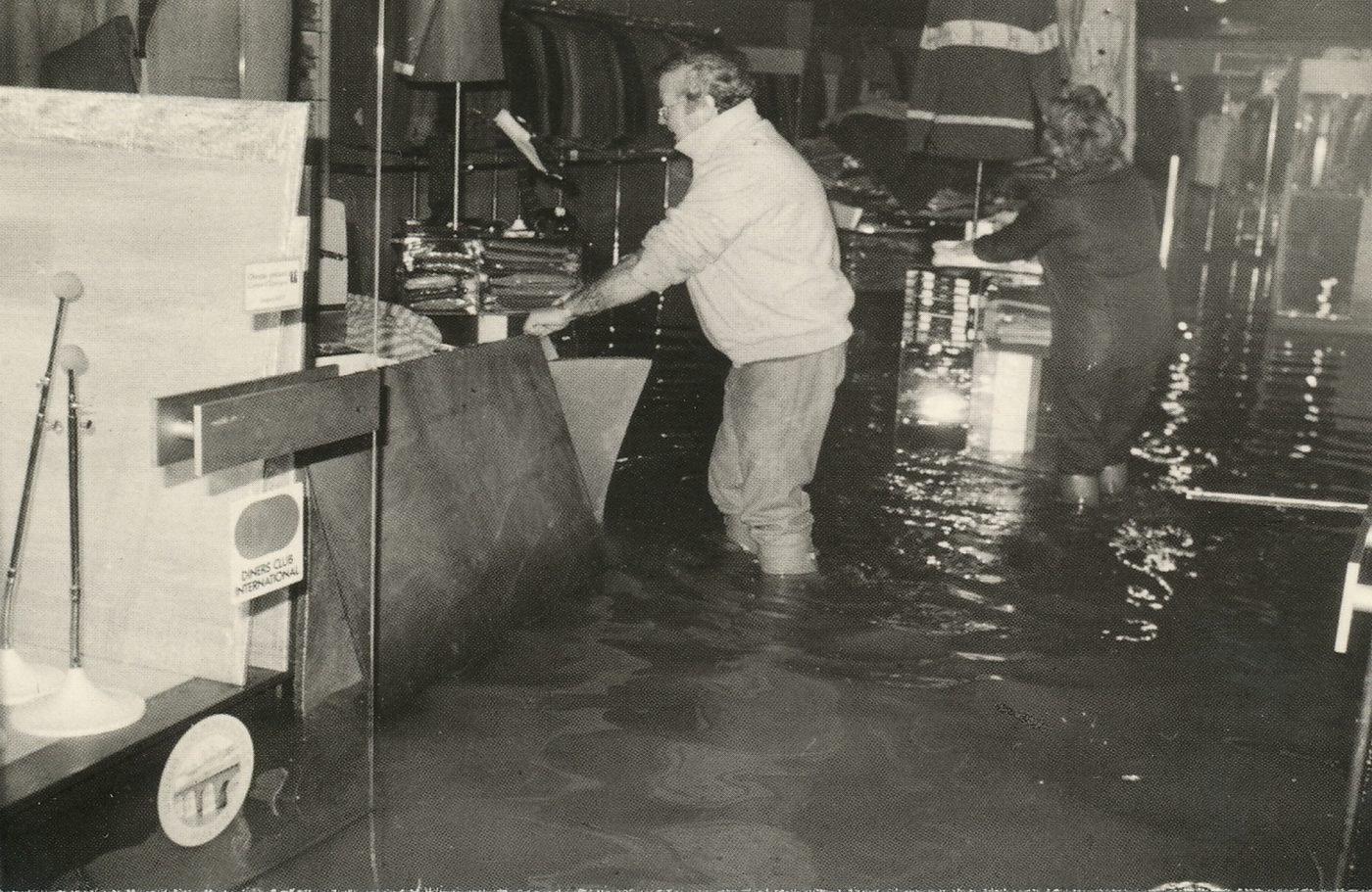 Mâcon. Crue de la Saône. Décembre 1981. Commerce en difficulté. L'élévation ou l'évacuation des articles à la vente ont posé bien des problèmes aux commerçants de la rue Carnot et autres artères des bas quartiers.