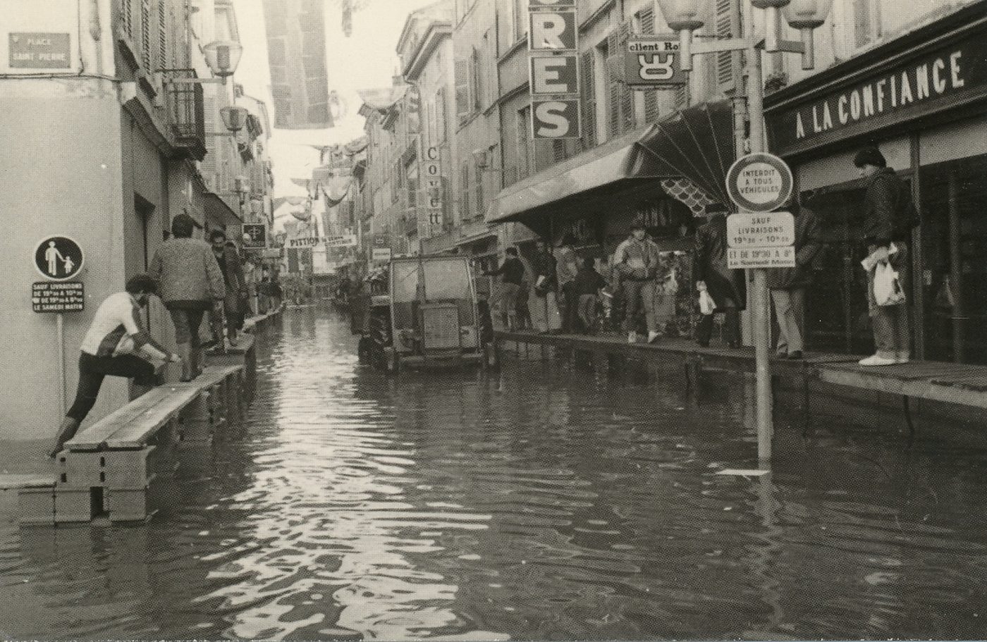 Mâcon. Crue de la Saône. Décembre 1981. Rue Carnot et ses traditionnelles passerelles. Où il est question d'interdiction... mais aussi de confiance !